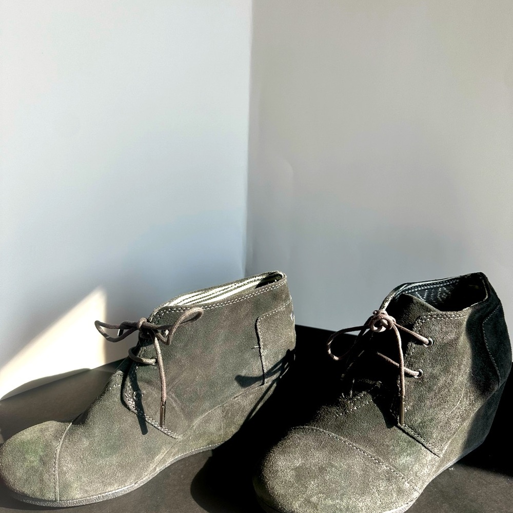 Tom’s wedge booties size 9
